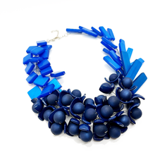 Cargar imagen en el visor de la galería, collar azul de resina