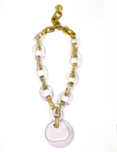 Cargar imagen en el visor de la galería, Collar de resina con dije