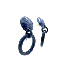 Cargar imagen en el visor de la galería, Caravanas aro colgante de resina