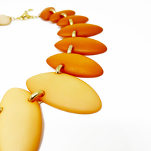 Cargar imagen en el visor de la galería, Collar de resina mate