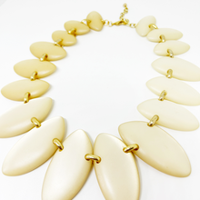 Cargar imagen en el visor de la galería, Collar de resina mate