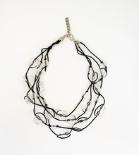 Cargar imagen en el visor de la galería, collar negro y transparente