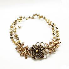 Cargar imagen en el visor de la galería, Collar flores doradas