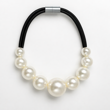 Cargar imagen en el visor de la galería, collar perlones blancos