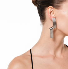 Cargar imagen en el visor de la galería, Caravanas lazo plateadas