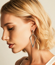 Cargar imagen en el visor de la galería, Caravanas flecha baño de Plata