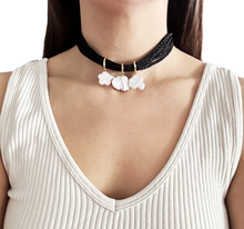 Cargar imagen en el visor de la galería, Choker tiento con perlas barrocas
