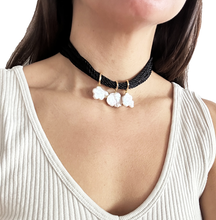 Cargar imagen en el visor de la galería, choker negra con perlas