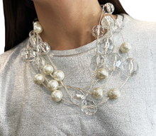 Cargar imagen en el visor de la galería, collar corto de resina y perla