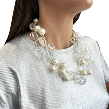 Cargar imagen en el visor de la galería, Collar perlas y resina transparente