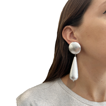 Cargar imagen en el visor de la galería, Caravanas gotas platedas