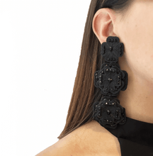 Cargar imagen en el visor de la galería, Caravanas triple flor bordadas - Fahoma.uy