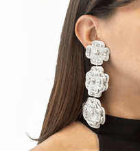 Cargar imagen en el visor de la galería, Caravanas triple flor bordadas - Fahoma.uy