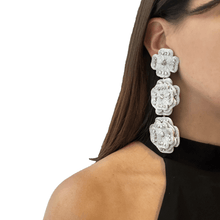 Cargar imagen en el visor de la galería, Caravanas triple flor bordadas - Fahoma.uy