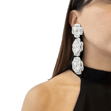 Cargar imagen en el visor de la galería, Caravanas triple flor bordadas - Fahoma.uy