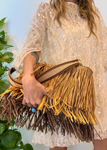 Cargar imagen en el visor de la galería, Bolso flecos de rafia