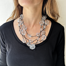 Cargar imagen en el visor de la galería, Collar cuentas transparentes e hilo negro