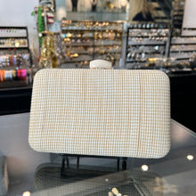 Cargar imagen en el visor de la galería, Clutch de rafia natural