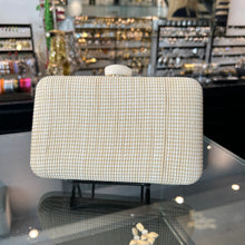 Cargar imagen en el visor de la galería, clutch de rafia