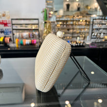 Cargar imagen en el visor de la galería, Clutch de rafia natural