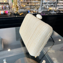 Cargar imagen en el visor de la galería, Clutch de rafia natural