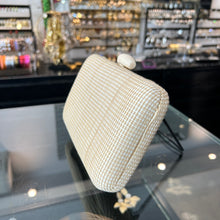 Cargar imagen en el visor de la galería, Clutch de rafia natural