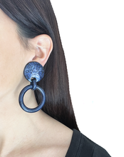 Cargar imagen en el visor de la galería, Caravanas aro colgante de resina