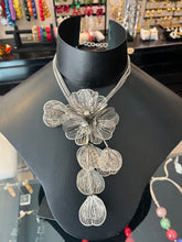Cargar imagen en el visor de la galería, Collar flores de filigranas