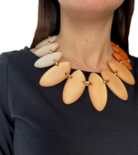 Cargar imagen en el visor de la galería, Collar de resina mate