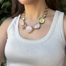 Cargar imagen en el visor de la galería, Collar verde agua y rosa