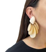 Cargar imagen en el visor de la galería, Caravanas petalos de resina