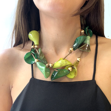 Cargar imagen en el visor de la galería, Collar calas de resina