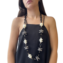 Cargar imagen en el visor de la galería, collar negro y blanco de resina