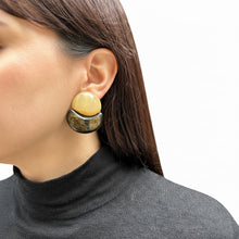 Cargar imagen en el visor de la galería, aros beige de resina