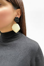 Cargar imagen en el visor de la galería, aros beige y negro