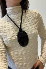 Cargar imagen en el visor de la galería, Collar de resina negra