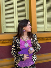 Cargar imagen en el visor de la galería, Collar de resina con dije