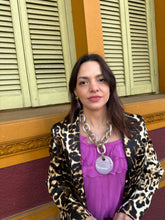 Cargar imagen en el visor de la galería, Collar de resina con dije