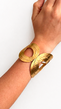 Cargar imagen en el visor de la galería, Pulsera círculos dorada
