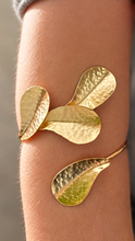 Cargar imagen en el visor de la galería, Brazalete hojas dorado
