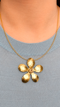 Cargar imagen en el visor de la galería, Collar flor con cristal
