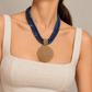Collar azul medallón macrame