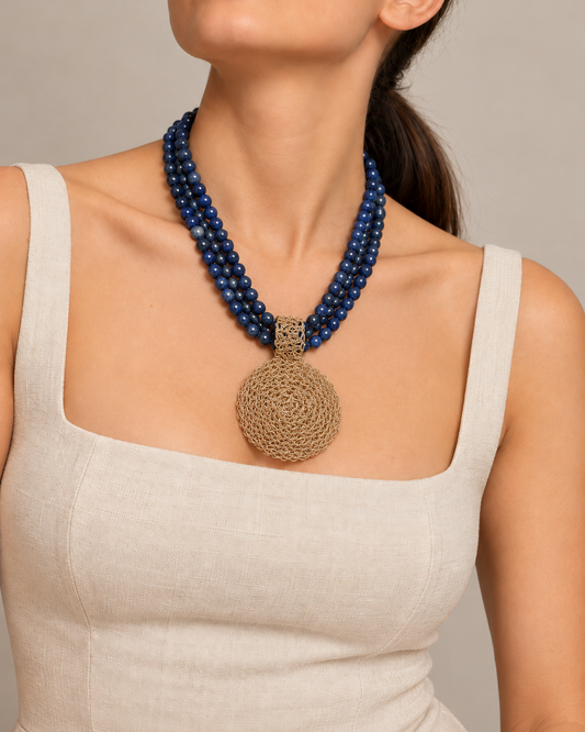 Collar azul medallón macrame
