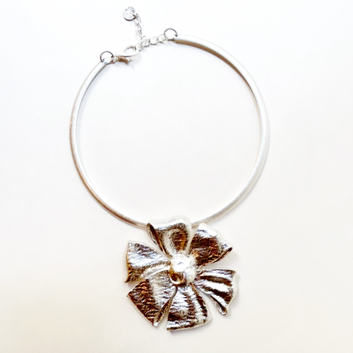 Choker con flor de metal