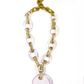 Collar de resina con dije, vista 2 – Fahoma