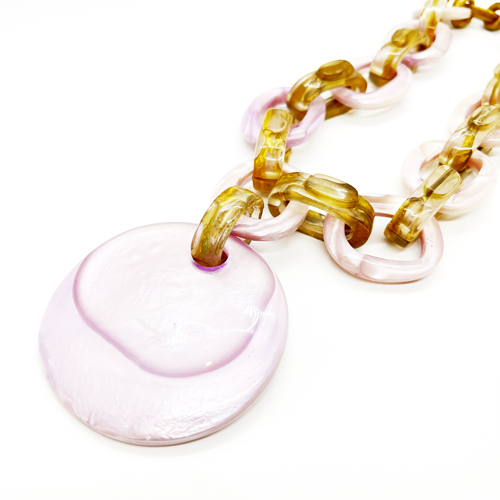 Collar de resina con dije, vista 4 – Fahoma