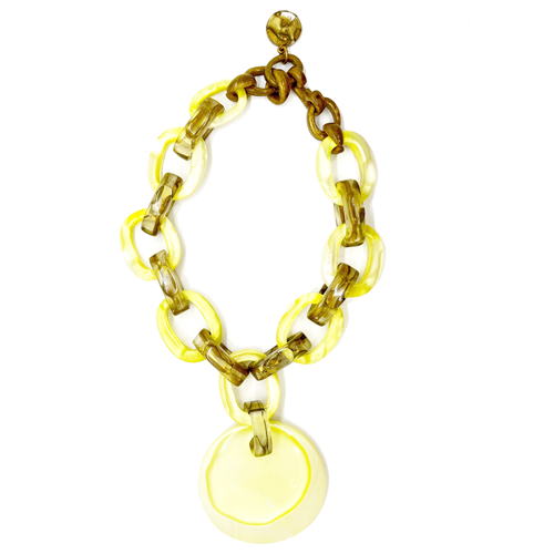 Collar de resina con dije – Fahoma, bijouterie en Uruguay