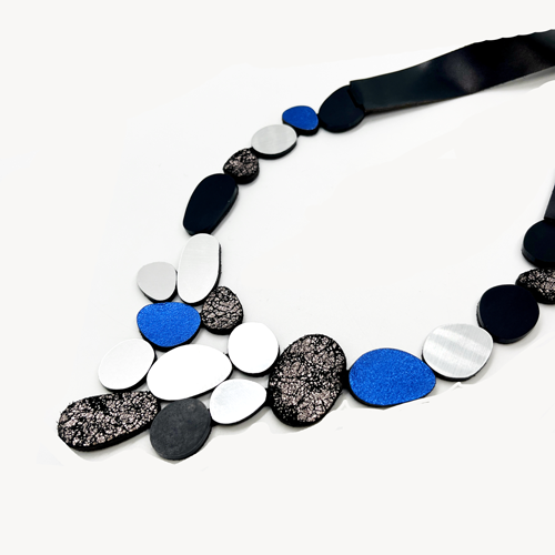 Collar de cuero azul, negro y plateado – Fahoma, bijouterie en Uruguay