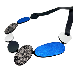 Collar azul  plateado  y negro de cuero