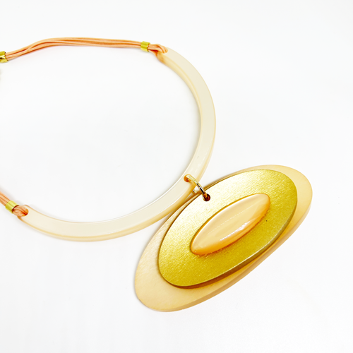 Collar resina dorado y rosa, vista 2 – Fahoma